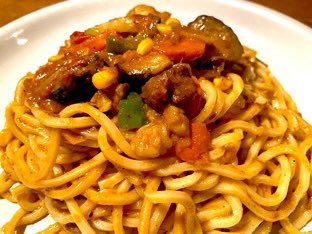 「豚ハラミ赤ワイン煮と野菜のオリエント風スパイシーカレー、純生トンナレッリ」がランチイン！
前回ご提供していた「豚ハラミの赤ワイン煮、ブラウンマッシュルームソース」のソースが終わってしまった為、豚ハラミ赤ワイン煮とそのデミソースをカレーにしました。
60食限定です。お早めにどうぞ！