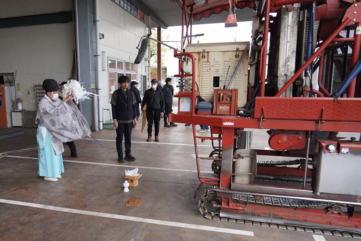 WakohenWeb's tweet image. 新茶の収穫で茶畑を駆ける乗用茶摘み機にも、しっかり安全祈願🙏
#農業 #新茶 #harvester