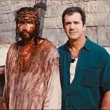 Jowita_W_'s tweet photo. PASJA
Mel Gibson ostrzegał Jima Caviezela, że ​​postać Jezusa będzie bardzo trudna i że jeśli się zgodzi, może zostać zepchnięty na margines Hollywood. Caviezel poprosił o jeden dzień do namysłu, a jego odpowiedź brzmiała: „Myślę, że musimy to zrobić, nawet jeśli jest to trudne”. I coś jeszcze, moje inicjały to J.C. i mam 33 lata".

Podczas kręcenia filmu Jim Caviezel schudł 20,5 kg. Został też porażony piorunem: "Chmury wisiały nisko nad nami, a w krzyż, na którym byłem umocowany, trafił piorun. Nagle zrobiło się bardzo cicho dookoła mnie, a moje włosy stały dęba. 250 osób, które stało dookoła mnie, widziało, jak moje ciało się rozświetliło, a moja głowa została z obu stron rozjaśniona przez ogień."
Dodatkowo zwichnął bark podczas upadku z krzyżem i doznał zapalenia płuc i hipotermii.
Jego ciało było tak zestresowane i wyczerpane graniem roli, że po produkcji musiał przejść 2 operacje na otwartym sercu. Sama scena ukrzyżowania zajęła 5 tygodni z 2 miesięcy kręcenia.
„Nie chcę, żeby ludzie mnie widzieli. Chcę tylko, żeby widzieli Jezusa. Dzięki temu nastąpią nawrócenia".
Pedro Sarubbi, który grał Barabasza, czuł, że to nie był Jim Caviezel, tylko Sam Jezus Chrystus. Mówi: kiedy Jim grał tę rolę: „Jego oczy nie miały nienawiści ani urazy do mnie, tylko miłosierdzie i miłość”.
Luca Lionello, artysta, który grał Judasza, był zdeklarowanym ateistą przed rozpoczęciem zdjęć. Z czasem nawrócił się, wyspowiadał i ochrzcił swoje dzieci. Jeden z głównych techników, który był muzułmaninem, również przeszedł na chrześcijaństwo.

Pasja to jeden z najbardziej dochodowych filmów wszechczasów w USA z oceną R, z 370,8 milionami dolarów! Na całym świecie zarobił blisko 612 milionów dolarów. 
Mel Gibson zapłacił z własnej kieszeni 30 milionów dolarów za produkcję, ponieważ żadne studio nie chciało się podjąć tego projektu.
Jim Caviezel do dziś z dumą głosi swoją wiarę w Chrystusa.

Mel Gibson pracuje nad kontynuacją Pasji. Produkcja zatytułowana "The Resurrection of the Christ" (Zmartwychwstanie Chrystusa) ma trafić do kin w dwóch częściach: 26 marca 2027 r. (Wielki Piątek) a następna 40 dni później. Film z budżetem 200 mln dolarów skupi się na wydarzeniach między ukrzyżowaniem a zmartwychwstaniem Jezusa.