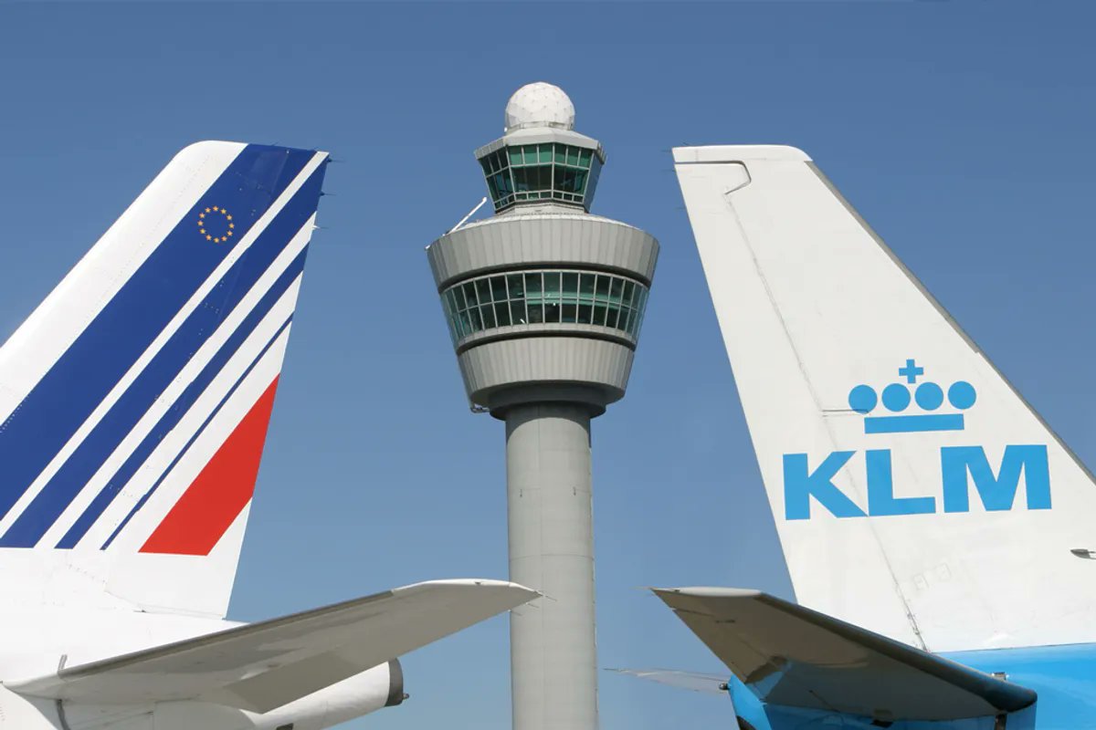 Avgeek_Jan's tweet photo. 🔴 Air France-KLM just submitted a non-binding bid for a minority stake in TAP Air Portugal, becoming the first of three major European groups to advance in the privatization process formally. Lufthansa is still in the running. IAG appears to be pulling back.

Why does TAP matter so much? Lisbon is a rare hub with strong reach into Brazil, Portuguese-speaking Africa, and the North Atlantic. That kind of network is not easy to build from scratch. Portugal is selling up to 49.9% and demanding any buyer keep flights running to Lisbon, Porto, Faro, the Azores and Madeira. #Aviation #TapAir #KLM
