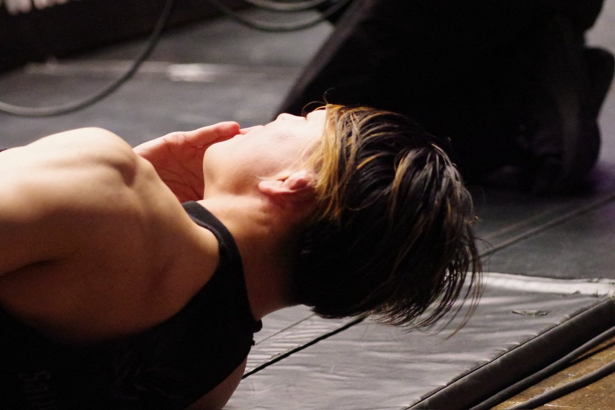 suoh_naranje's tweet image. 4.2 後楽園大会 #njsg
試合が決着して、だいぶん経ってから青コーナーに命からがら戻ってきたSHO氏。
💋気にしてた。
#SHO