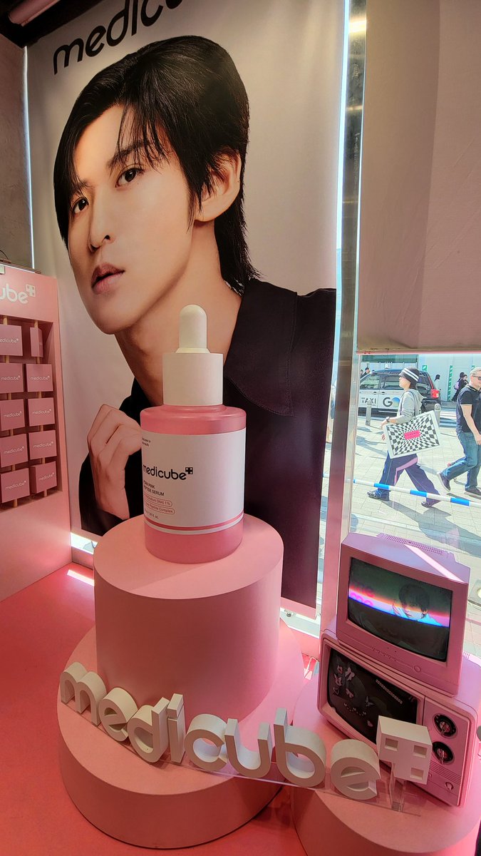 poront's tweet photo. @medicube_japan 
ブースに来ました
#目黒蓮
#メディキューブ
#アットコスメ
#ポップアップ
#mememedicube https://t.co/KmBcF8IVVc