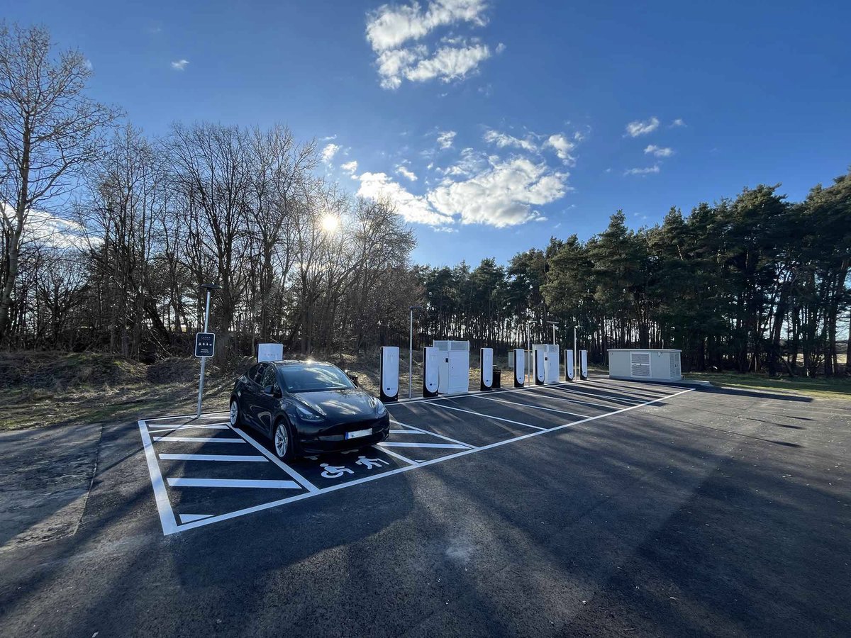 Tesla Charging tweet media