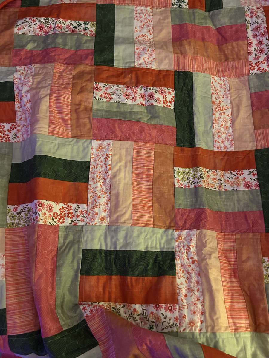 EmilinaB's tweet photo. March was Kidney Cancer Awareness month and in honor of that today I received this beautiful quilt filled with orange made by my friend 🧡 This is so special and means so much to me #OrangeUp #KidneyCancer #JustKeepFighting https://t.co/zgFaWPZ9JT