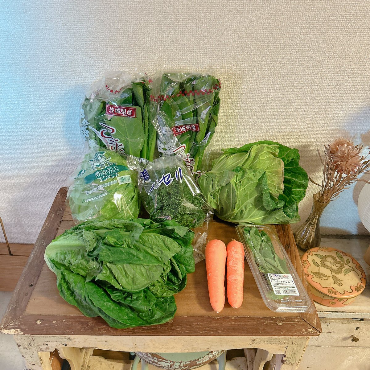 claruslapis's tweet photo. 今日の200円野菜セット、小松菜2袋目が出てきてびびった
バジルってどう使うのがいいかな https://t.co/YYc9RoL6fC