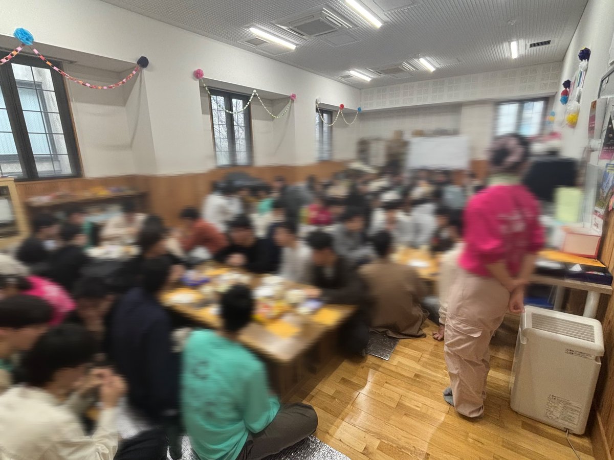 kucpanda's tweet photo. 雨で明日4/4の予定がなくなってしまった皆さん‼️
京大合唱団には広くて綺麗なBOX(部室)があります🥳明日が雨でも大丈夫🎶BOXでチョコクロやパン、おにぎりを食べましょう😋
11時にBOX集合です！場所が分からなかったらお迎えに行きますよ〜✨
お申し込みはフォームから‼️
#春から京大 #京大新歓 https://t.co/rVA1tpnGTU