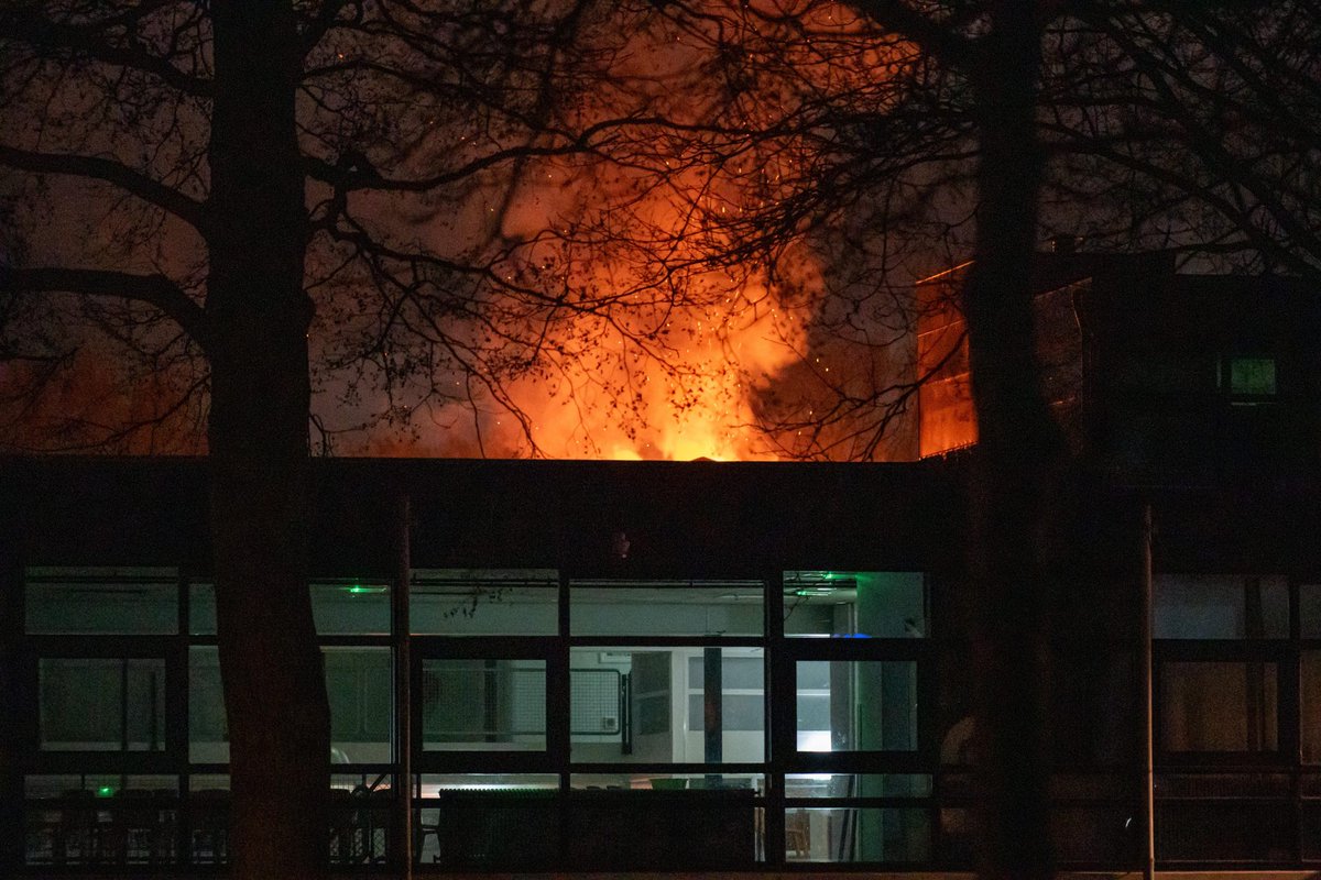Vlammen slaan boven het dak bij RSG Bogerman in Sneek