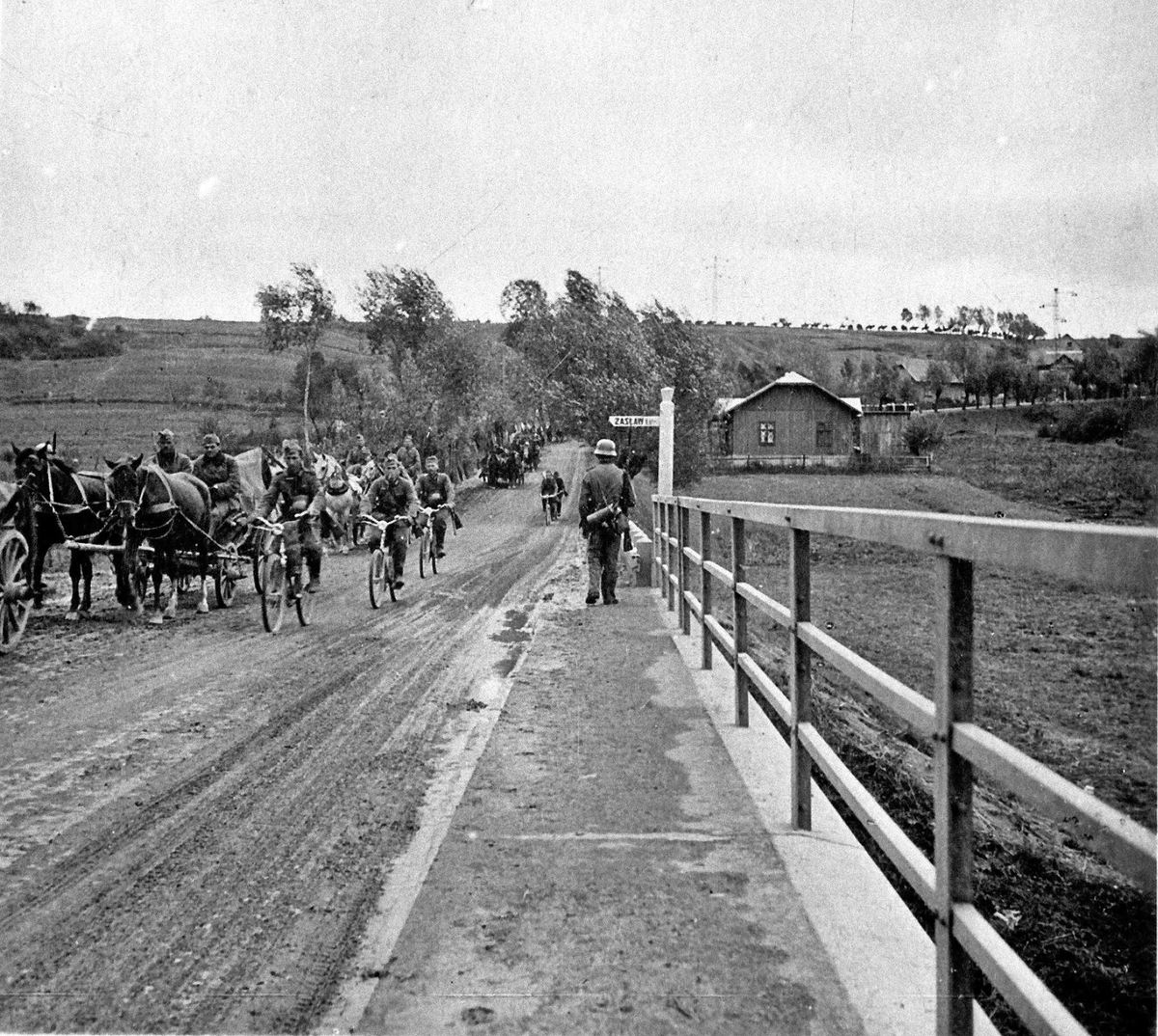 Pillandia's tweet image. 1⃣ Linia demarkacyjna, 1939. Oddziały niemieckie zajmują kolejne miasta po podziale Polski w pakcie Ribentropp-Mołotow. 
2⃣ Okolice Włodawa i Hrubieszowa, granica pomiędzy Rzeszą a Sowietami.
pillandia.blogspot.com/p/avaleht-iniz… 

#Border #Poland #Germany #SovietUnion #WWII