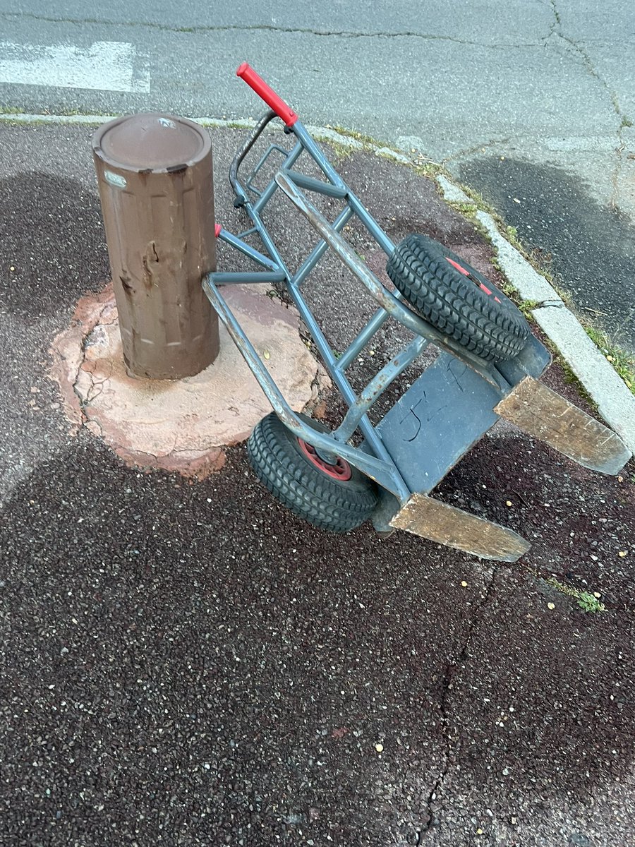 Ce matin sur la route derrière le quai des martyrs, un camion de livraison pour restaurants, a perdu son diable en  roulant , sa porte arrière était ouverte, il s’en est pas  aperçu je l’ai mis sur trottoir, si un livreur se demande où est son diable , il est là.