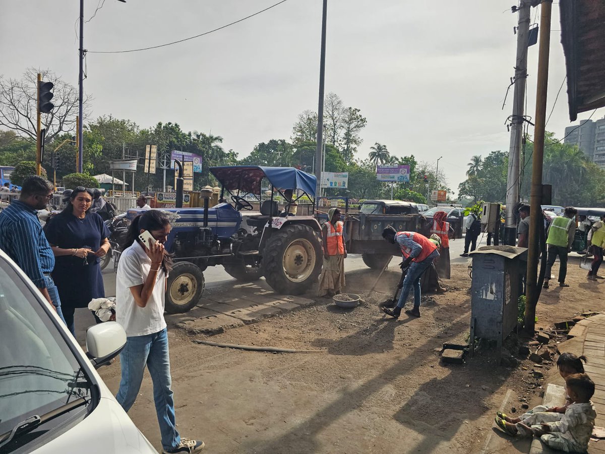 VMC_Dy_Eng_13's tweet photo. ♻️  🧹 *One day One road Drive*🧹♻️ 
કાર્યક્રમ અંતર્ગત સઘન સફાઈ ઝુંબેશ હાથ  ધરવામાં આવેલ છે જેમાં સેનેટરી શાખા, એન્જિનિયરિંગ શાખા, ગાર્ડન શાખા, ખોરાક શાખા, ટાઉન પ્લાનિંગ, અને દબાણ શાખા ને લગત સંલગ્ન કામગીરી સંયુક્ત રીતે હાથ ધરેલ છે. https://t.co/lEePy9jOg1