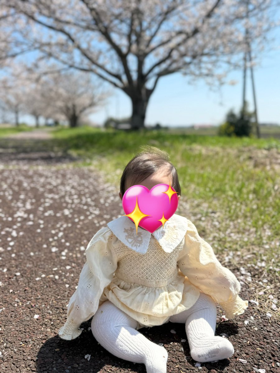 1歳のバースデーで着せるために買った
ばぶりな本日の入園式でも着せた！
25awのロンパかわいすぎるうう😭😭😭
18-24mを10ヶ月が着てるので手が出てないけど🤣