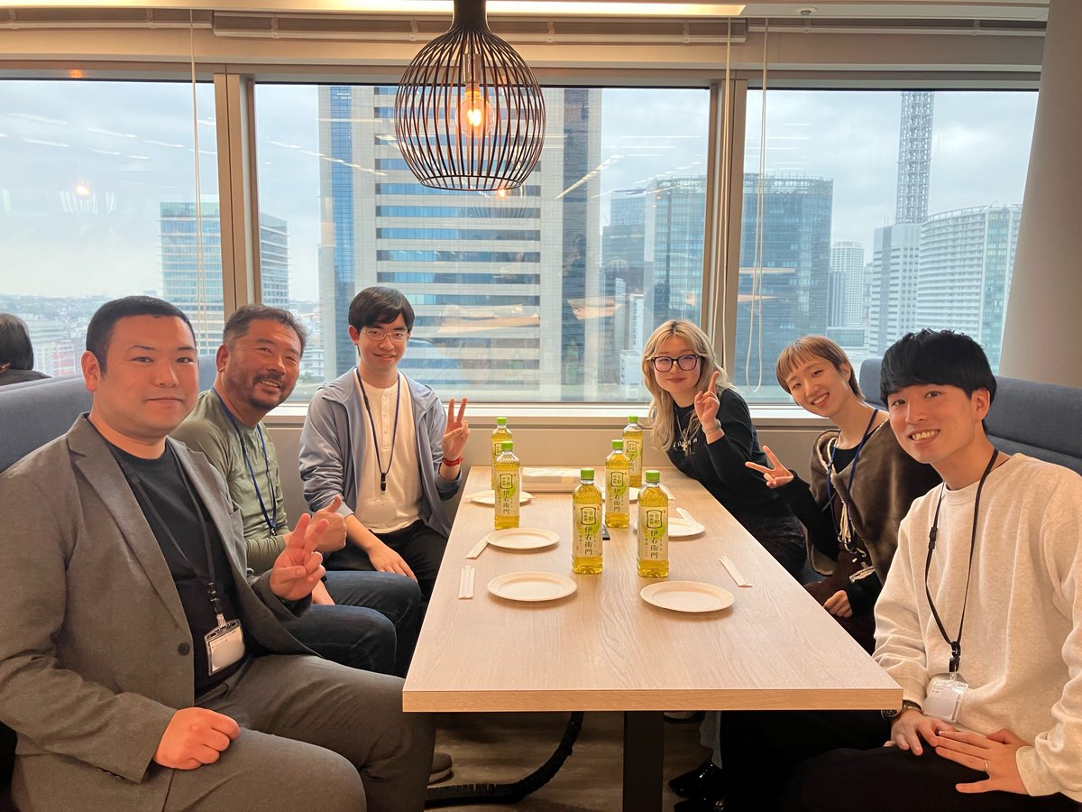 systemi_recruit's tweet photo. 【シャッフルランチ🍱】#社内イベント紹介
当社では、新入社員の歓迎を兼ねて毎月ランチ交流会を行っています😊✨

今月は新卒＆中途入社社員あわせて60名以上が参加👏
部署や年齢の垣根を超えて交流を楽しみました🌈
社員は任意参加でき、会社で食事を準備しています🍣#システムアイ #エンジニア採用 https://t.co/d9Y0xqKmkm