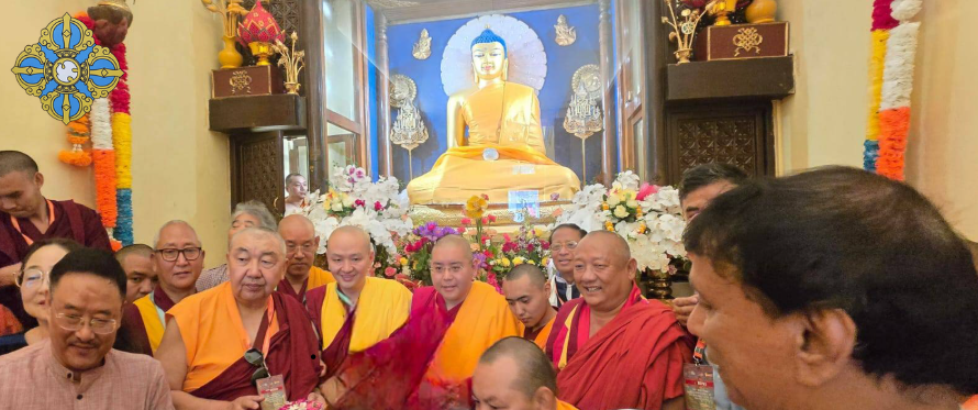 abcpindia's tweet photo. 𝐌𝐞𝐦𝐨𝐫𝐚𝐛𝐥𝐞 𝐌𝐨𝐦𝐞𝐧𝐭
- His Eminence 13th Kundeling Taktsak Rinpoche
- His Eminence Kyabje Yongzin Ling Rinpoche
- and Venerable 20th Bakula Rinpoche

Prayed together for World Peace at the Maha Bodhi Temple, Bodhgaya, India.
#abcp2026
@FPMTInc 
@LamaZopa https://t.co/Cj0uUXMaPX
