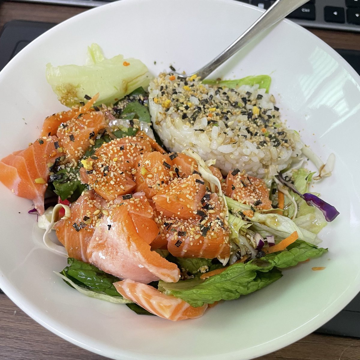 포케 그거 그냥 샐러드믹스랑 후리가케에 단백질용 고기 하나 있으면 뚝딱이구나