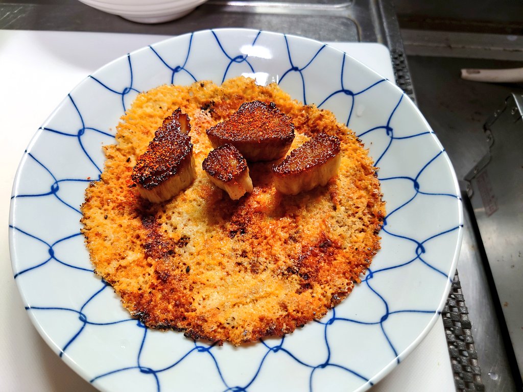 昨日の晩ごはん
わかめと春雨の酢の物
たくあん
タラコえのき
切り干し大根と身欠きニシンの煮物
手羽元大根（卵入り）
えのきの根本を焼肉のタレで味付け、カリカリ焼きチーズつき🙌

お酒は自家製梅酒

#ばんごはん
#おつまみ
#おうちごはん
#おうち居酒屋