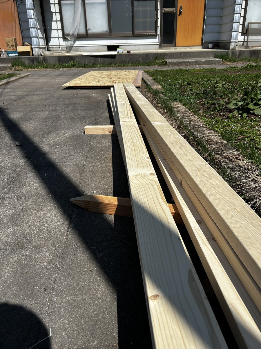 0430Hatake's tweet photo. 作業台作り
懐かしのデザインで
足の長さが足りない事件が起きたかと思ったけど端材と間違えただけだった、焦ったー https://t.co/ZCWKhoJtPl
