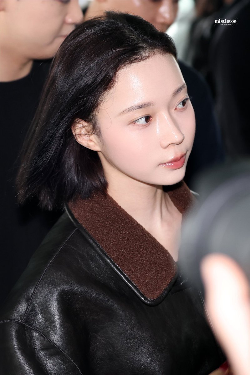 mistletoe_01 tweet media