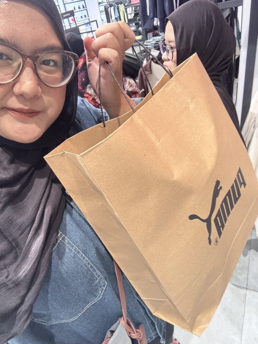 awklayes's tweet photo. ternyata hadiah sedih sedih kemarin speedcat ballet!!! makasih ya allah alhamdulillah…yang dark chocolate ini udh lama ga ada loh, baru restock saat momen aku down beneran plan Allah deh menurut aku sih ya masya allah tabarakallah❤️ https://t.co/ARSMoaChkr