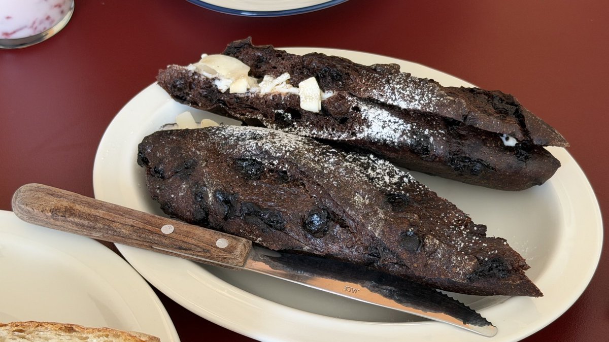 샌드위치를 먹고 있는 내 모습이 악어 같음 🐊
너무 맛있어서 이틀 연속 갔다 •••