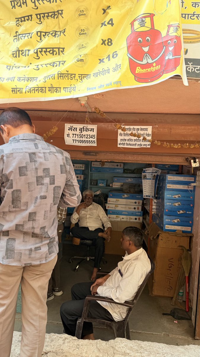 narayane1111's tweet photo. Poster: “कोणीही रांगेत उभं राहू नका ❌”  
Reality: संपूर्ण जनता लाईनमध्ये उभी 🧍‍♂️🧍‍♂️🧍‍♂️
@BPCLLPG 

आणि वरून dialogue:  
“गॅस पटकन हवा असेल तर लाईनमध्ये उभं राहा नाहीतर मिळणार नाही 😭🔥”
@BPCLLPG @BPCLimited @HardeepSPuri @CMOMaharashtra 
@jagograhakjago @PetroleumMin https://t.co/6JOPZBX3AS