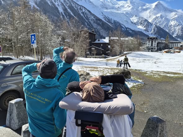 StAmbulancewens's tweet photo. Nog één keer naar de Franse bergen. Samen met haar dierbaren genieten van rust, uitzicht en een plek vol herinneringen. Ook vandaag helpen wij twee immobiele en/of terminale patiënten met het vervullen van hun laatste wens. https://t.co/UZxNFBgOVH
