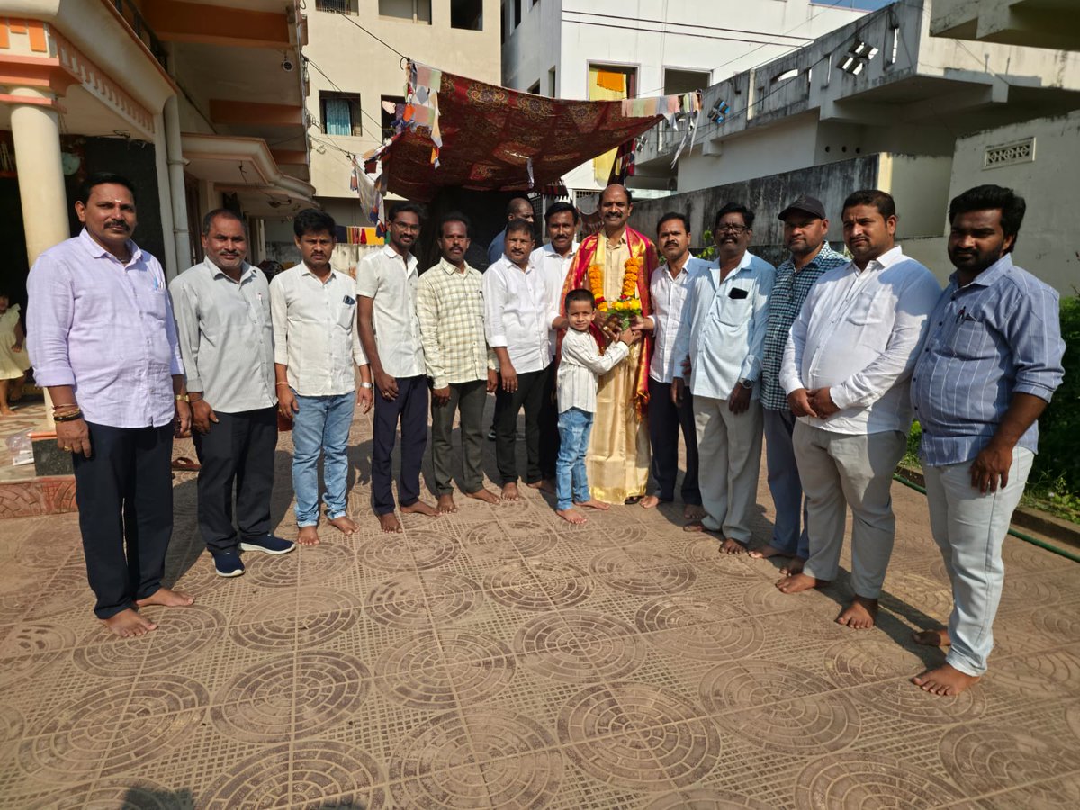 Kalisettitdp's tweet photo. ఎచ్చెర్ల నియోజకవర్గంలో ఎంపీ శ్రీ కలిశెట్టి అప్పలనాయుడు గారిని RMP డాక్టర్ల యూనియన్ సభ్యులు కలిసి, కమ్యూనిటీ పారామెడిక్స్‌కు గుర్తింపు కల్పించేందుకు పార్లమెంట్‌లో చేసిన ప్రస్తావనపై కృతజ్ఞతలు తెలిపారు. గ్రామీణ ఆరోగ్య సేవల బలోపేతానికి ఈ చర్య కీలకమని వారు పేర్కొన్నారు.
 #RMPDoctors https://t.co/KzDWFuXNCO