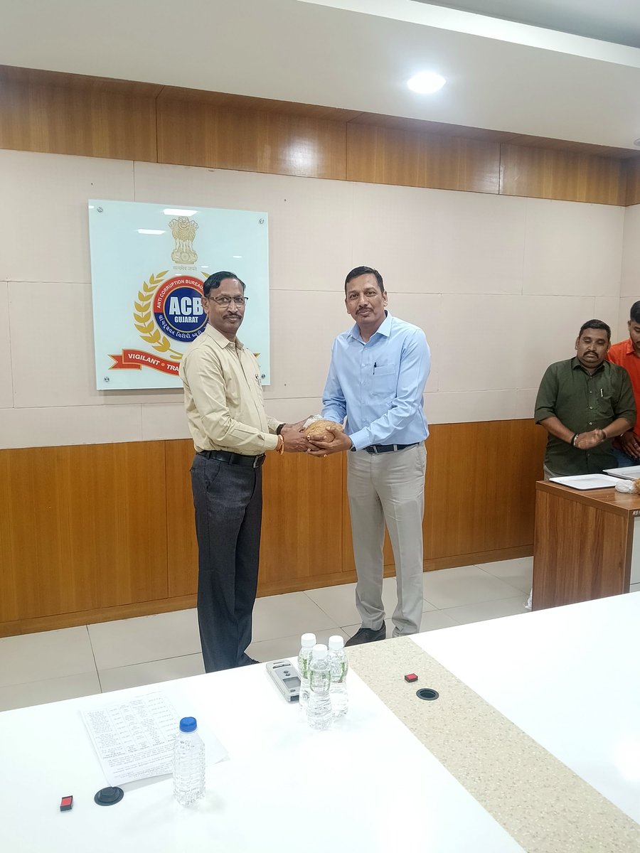 ACBGujarat's tweet image. એ.સી.બી.માંથી બદલી પામેલ પોલીસ ઇન્સ્પેકટરશ્રીનાઓનો  વિદાય સમારંભ યોજવામાં આવ્યો.
@sanghaviharsh @PIYUSH_270871 @InfoGujarat 

#ACBGujarat #Gujarat #FightAgainstCorruption