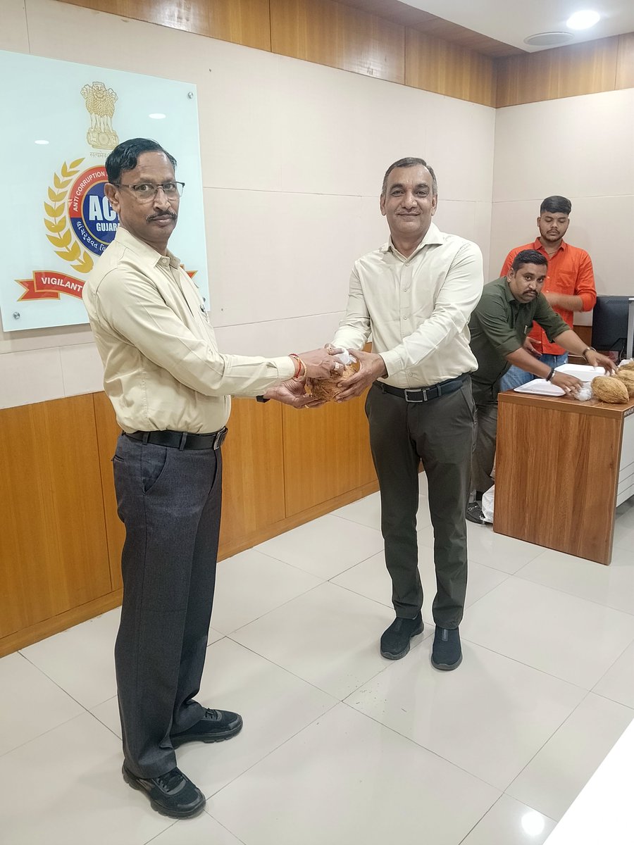 ACBGujarat's tweet image. એ.સી.બી.માંથી બદલી પામેલ પોલીસ ઇન્સ્પેકટરશ્રીનાઓનો  વિદાય સમારંભ યોજવામાં આવ્યો.
@sanghaviharsh @PIYUSH_270871 @InfoGujarat 

#ACBGujarat #Gujarat #FightAgainstCorruption