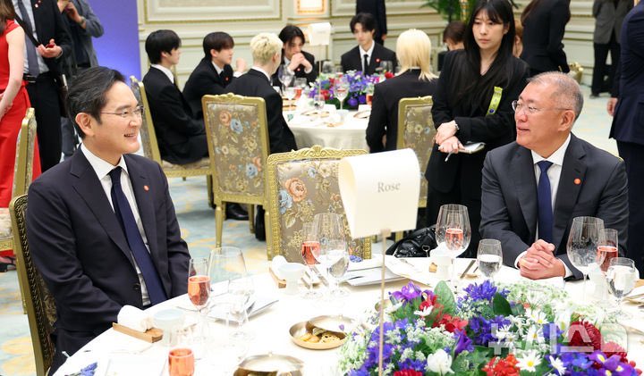 boxerchvn's tweet photo. rare sighting of all of skz actually sitting at the table and not in the bathroom https://t.co/mp8hKDJwNZ