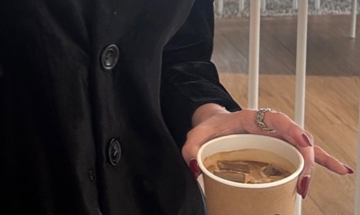 lovatibi's tweet photo. صباح الخير أما بعد 

مِن وين ما تشرق علي شمسك
أقول أصبح الملك لله .. وأصبحت أحبك❣️ https://t.co/7JdmiCsPSx