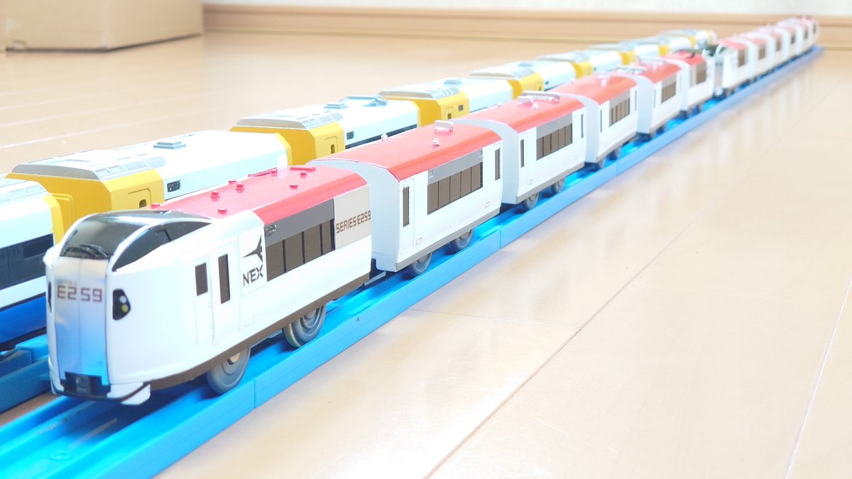 Murakami1780's tweet photo. 改造プラレール
E259系成田エクスプレス(新塗装)12両
製品化されましたが、6+6の連結部分を細かく再現したかったので作成しました。
是非いいね、フォローよろしくお願いします！ https://t.co/eUBxJAH7yA