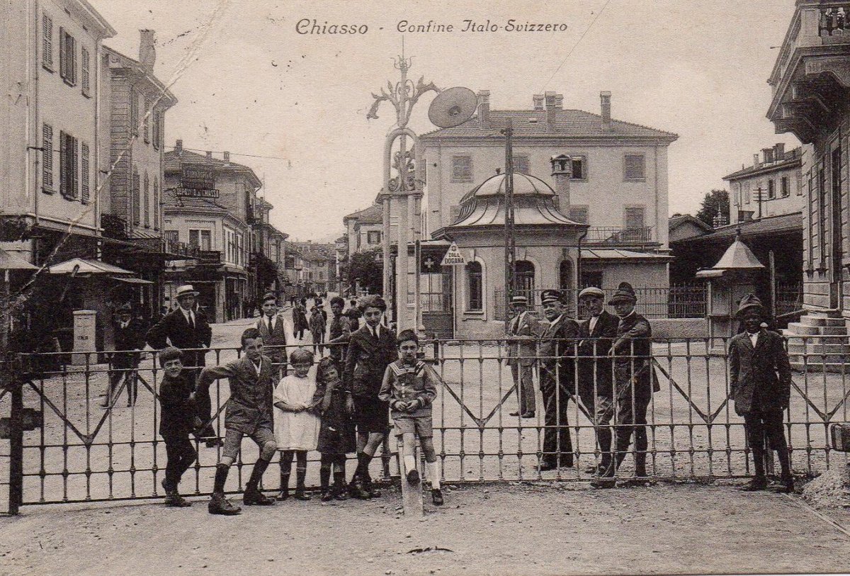 Pillandia's tweet image. Persone in posa al confine tra Como (Italia, in primo piano) e Chiasso (Svizzera, sullo sfondo) nel 1925. 
Il cippo della frontiera esatta è visibile in secondo piano, a sinistra. 
pillandia.blogspot.com/p/avaleht-iniz… 

#Italy #Switzerland #Border #Como #Chiasso