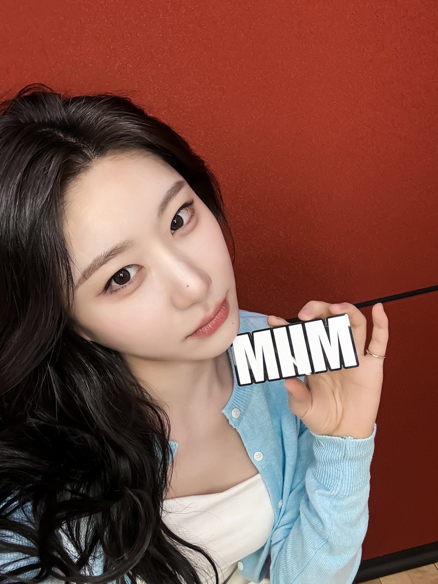 [EXCLUSIVE] 채령이 미모 보느라 안경 닦았는데, 알고 보니 안경 👓 문제가 아니라 그냥 채령이 얼굴에서 빛이 나는 거였음 🧐 ✨

🔗 instagram.com/p/DWqJse7ib3e/…

✔️ 밈 팔로우 하고 ITZY(있지) 독점 콘텐츠 미리 보기 😁

#ITZY #채령 #CHAERYEONG #마이밈 #miim

아티스트 | ITZY 채령