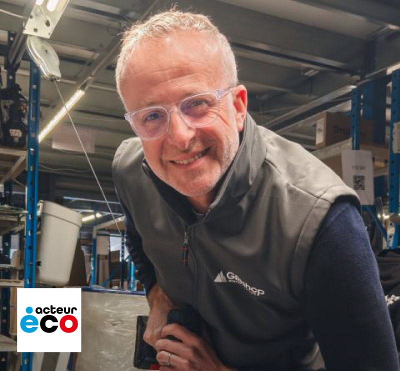 Frédéric Morel : La belle leçon de management terrain du dirigeant de Lafreto Outdoor
Il se glisse à la caisse de sa propre boutique Glisshop, se laisse former par une collaboratrice qui ne le reconnaît pas — jusqu'au moment fatidique. « Enchanté, je suis le patron. » 

La scène,