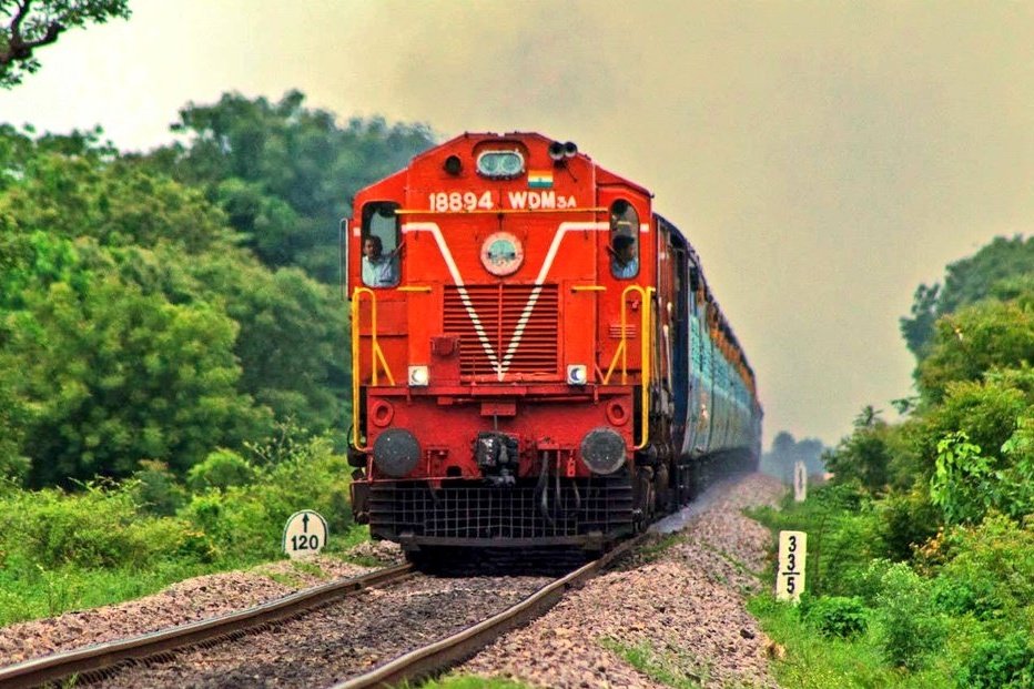 AndhraNexus's tweet image. 🚨 South Coast Railway Zone expanded.

Palasa–Ichchapuram railway section shifted from East Coast Railway (Khurda Division) to Visakhapatnam Division.

7 stations now under Vizag-based South Coast Railway Zone.

Railway Board issued orders today.
#AndhraPradesh #Railways #Odisha