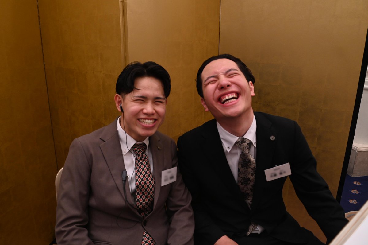 medcom_group's tweet photo. おはメ━━━٩(🔥´ω｀🔥)و━━━ッド⚑⚐

先日行われた入社式の懇親会で、司会役を立派に務め上げた
2人のスマイルをお届けします✨

何度も原稿を読み直し、入念に準備を重ねてきた2人。
その活躍もあり、懇親会は大成功でした！

後輩のために一生懸命準備する姿がとても印象的で、
「誰かのために頑張る瞬間」って、やっぱり最高ですよね😊

今日も熱く！三╰( `•ω•)╮-=͟͟͞͞ 💣🔥

#おはようございます
#企業公式相互フォロー