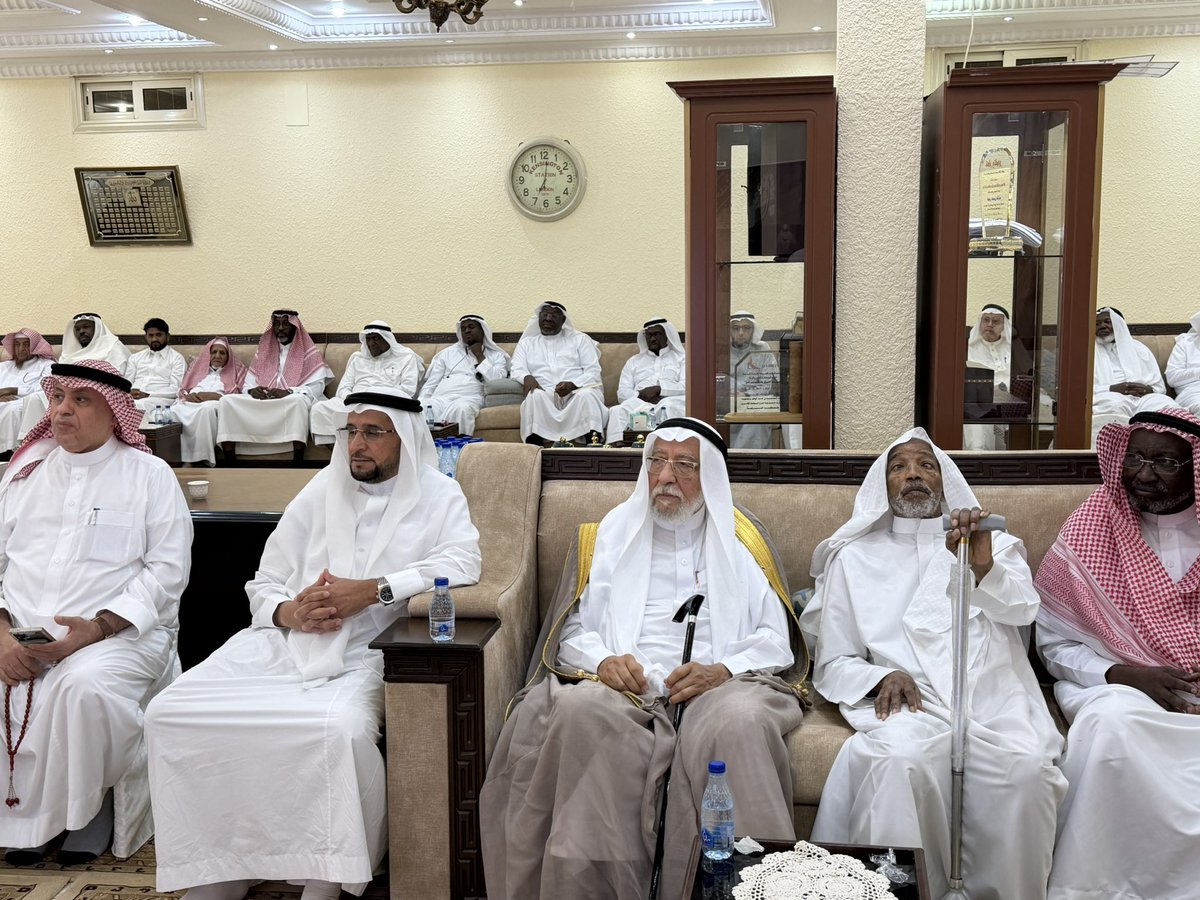 tholothia's tweet photo. #صدر_حديثاً
سعدت البارحة  بتلبية دعوة كريمة للمشاركة بتدشين كتاب :
📘 محدِّث الحرمين الشريفين
​كتابٌ توثيقيٌّ عن الشيخ الدكتور عمر بن حسن فلّاته رحمه الله، للباحث عمار محمد أعظم.
​الكتاب يقع في نحو (300) صفحة، وهو من أوسع ما كُتب في ترجمة الشيخ، وأدقّه توثيقًا. اعتمد فيه المؤلف على اللقاءات المباشرة مع عددٍ من تلاميذ الشيخ وأقرانه وأقاربه، كما جمع شهاداتٍ من شخصيات علمية وأكاديمية، ممّن عاصروا الشيخ أو اتصلوا به علميًا.
​يمتاز الكتاب بأنه توثيقٌ حيٌّ قائمٌ على الشهادات والمعايشة، لا على النقل المجرد، ويعرض سيرة الشيخ العلمية والعملية، ومنهجه في التعليم والتدريس، وأثره في الحرمين الشريفين، بأسلوبٍ يجمع بين التحقيق العلمي والطرح الأدبي الرصين.
​محور العمل: يركّز على سيرة الشيخ، منذ نشأته في المدينة المنورة، مرورًا بتكوينه العلمي، وصولًا إلى نضجه المعرفي ودقته البحثية ومكانته التدريسية.
​العلم في الصدارة: يُبرز الكتاب عناية الشيخ بعلم الحديث، والتدريس في الحرمين، وملازمته للعلم تعليمًا وبذلًا.
​قسم منهجي: يتضمن تقسيمًا واضحًا: النشأة، الطلب، الشيوخ، التدريس، المؤلفات، الجهود الدعوية، والآثار العلمية.
​البعد الإنساني: يتناول شخصية الشيخ من جوانبها المختلفة: معلّمًا، ومربّيًا، وصاحب علاقات، وذا أثرٍ اجتماعي ظاهر.
​المنهج البحثي: اعتمد المؤلف على التوثيق، وتعدد المصادر، وجمع الشهادات، مما أضفى على العمل قوةً ومصداقية.
​ملحقات توثيقية: يضم الكتاب صورًا ووثائق نادرة، تسهم في توثيق مسيرة الشيخ رحمه الله ،
قدم للكتاب :الشيخ الدكتور. نايف الدعيّس،
شاركت ُ بكلمة عن الشيخ عمر ومعرفتي به رحمه الله ومكانته العلمية ،
كما شارك بعدة كلمات الشيخ د.نايف الدعيس ،والشيخ يوسف الميمني، وعدد من محبي الشيخ وتلاميذه .
إضافة إلى بعض القصائد الشعرية ،
كما تم توزيع نسخ من الكتاب على الحضور 
والكتاب من إصدارات #دار_الثلوثية