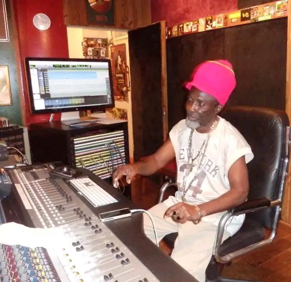 Iya_Livity's tweet image. Earthstrong blessings to a true Jamaican original, ROLAND “JOHNNY DOLLAR” BURRELL stands as a cherished figure of reggae history — a singer whose timeless hits, heartfelt delivery, and enduring creativity continue to resonate across generations.. #reggae 🇯🇲🔥