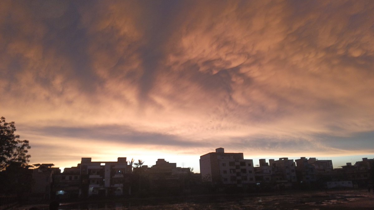 AbdulBas77's tweet photo. Karachi after the rain.... 
didn't expect the sky to look like this. 

#Rainbow #Karachi
#Photography101 https://t.co/MA8cVjJDxP