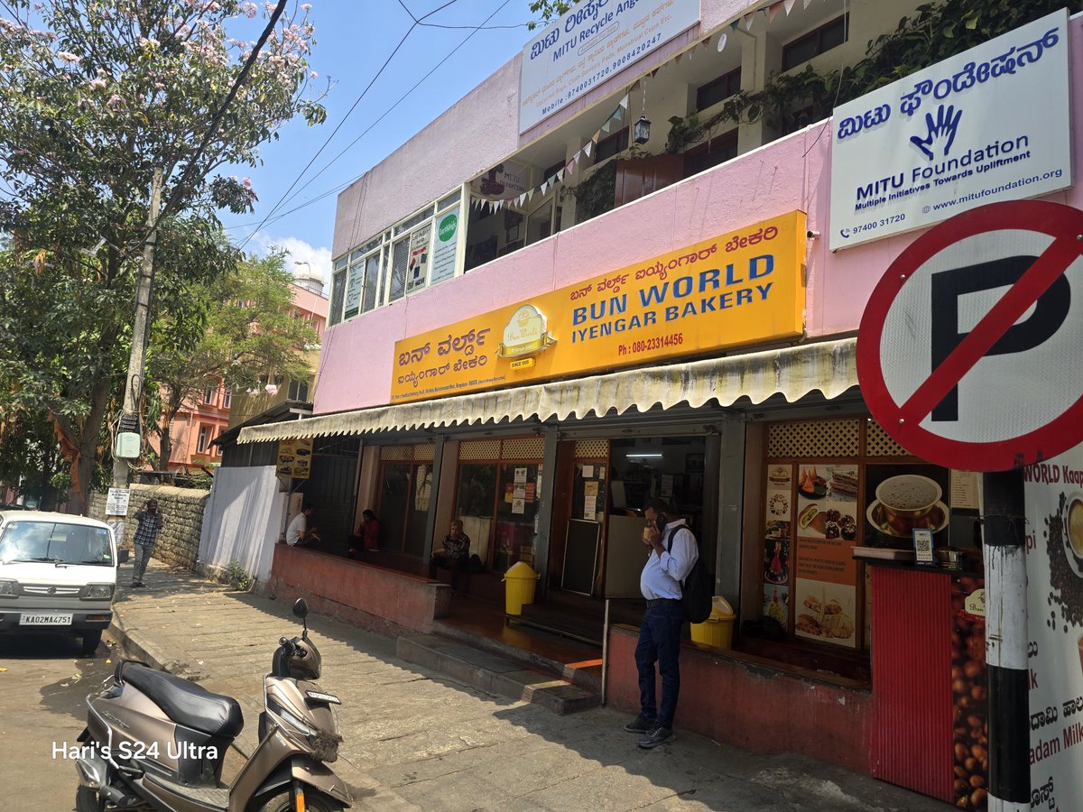 HPrasad82753's tweet image. Nostalgic eatery. BUN WORLD, Malleswaram, Bangalore. Has a celebrity touch too. The taste is the old world, simple and homely.
#malleshwaram #bengaluru