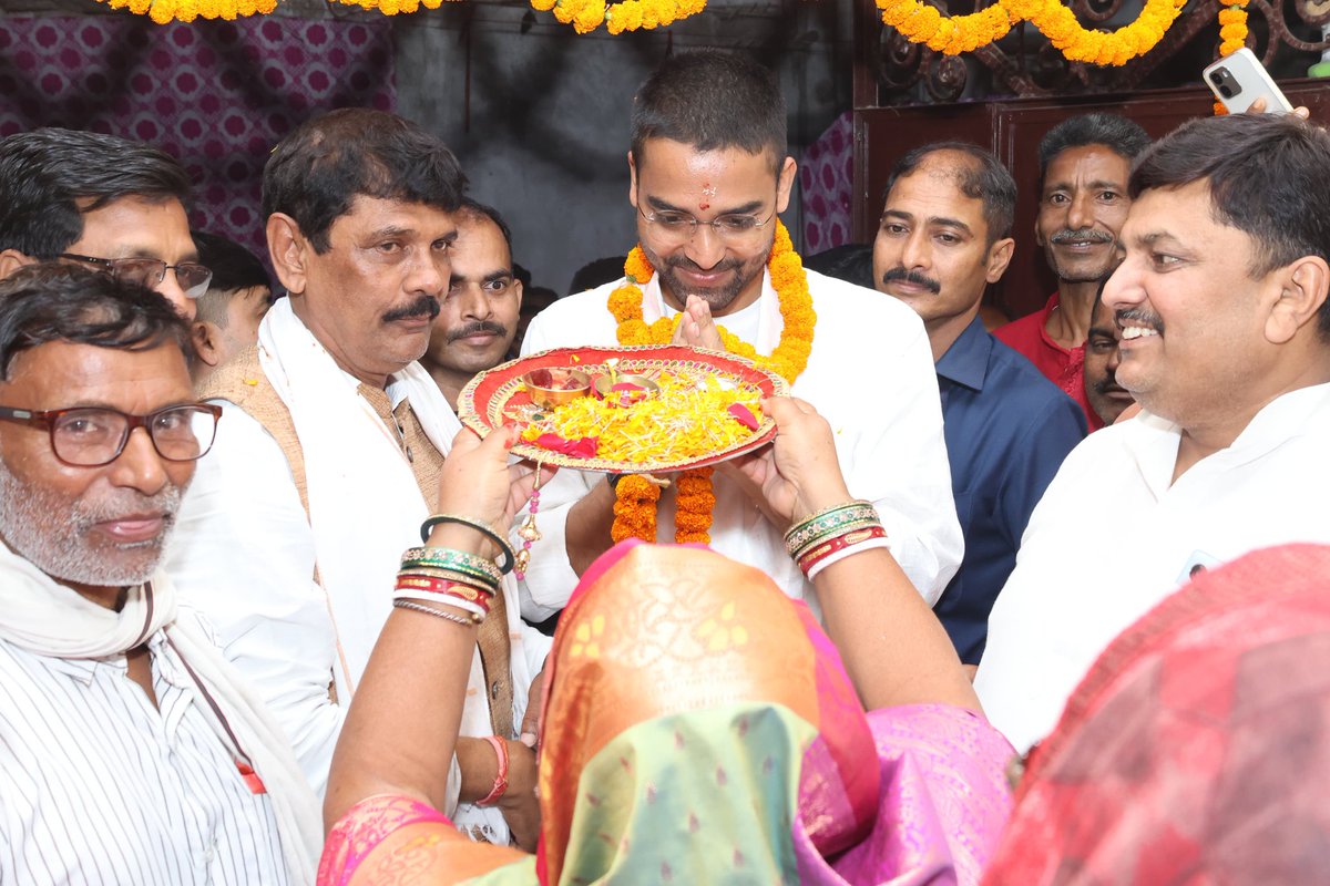 RavishAnna007's tweet photo. बीते दिनों दो दिवसीय दौरा पर पहली बार खगड़िया आए बिहार सरकार के पंचायती राज मंत्री @DeepakRLM जी का आगमन हमारे पैतृक निवास बड़ी चक गोगरी मैं हुआ उनको पुष्प गुच्छ भेंट कर स्वागत करने का अवसर प्राप्त हुआ भैया और भाभी उन्हें चांदी का मुकुट पहना कर उत्तम भविष्य की शुभकामनाएं दिए https://t.co/xCtSyjhqab