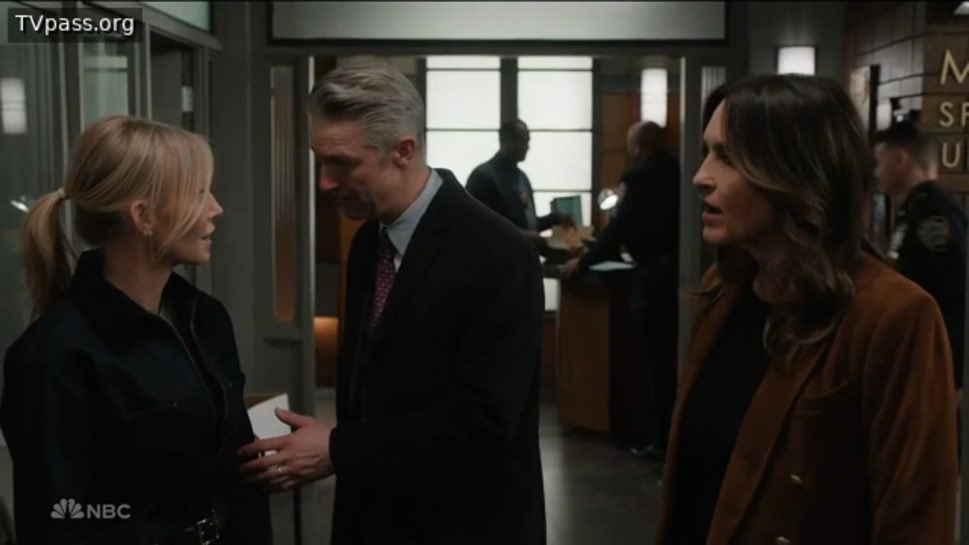 antoniasilmaag's tweet image. This is soooooooooo 🫠

A stable marriage /. Me being the third    
                                         wheel that only 
                                                  looks🧍🏻‍♀️
#svu #rollisi