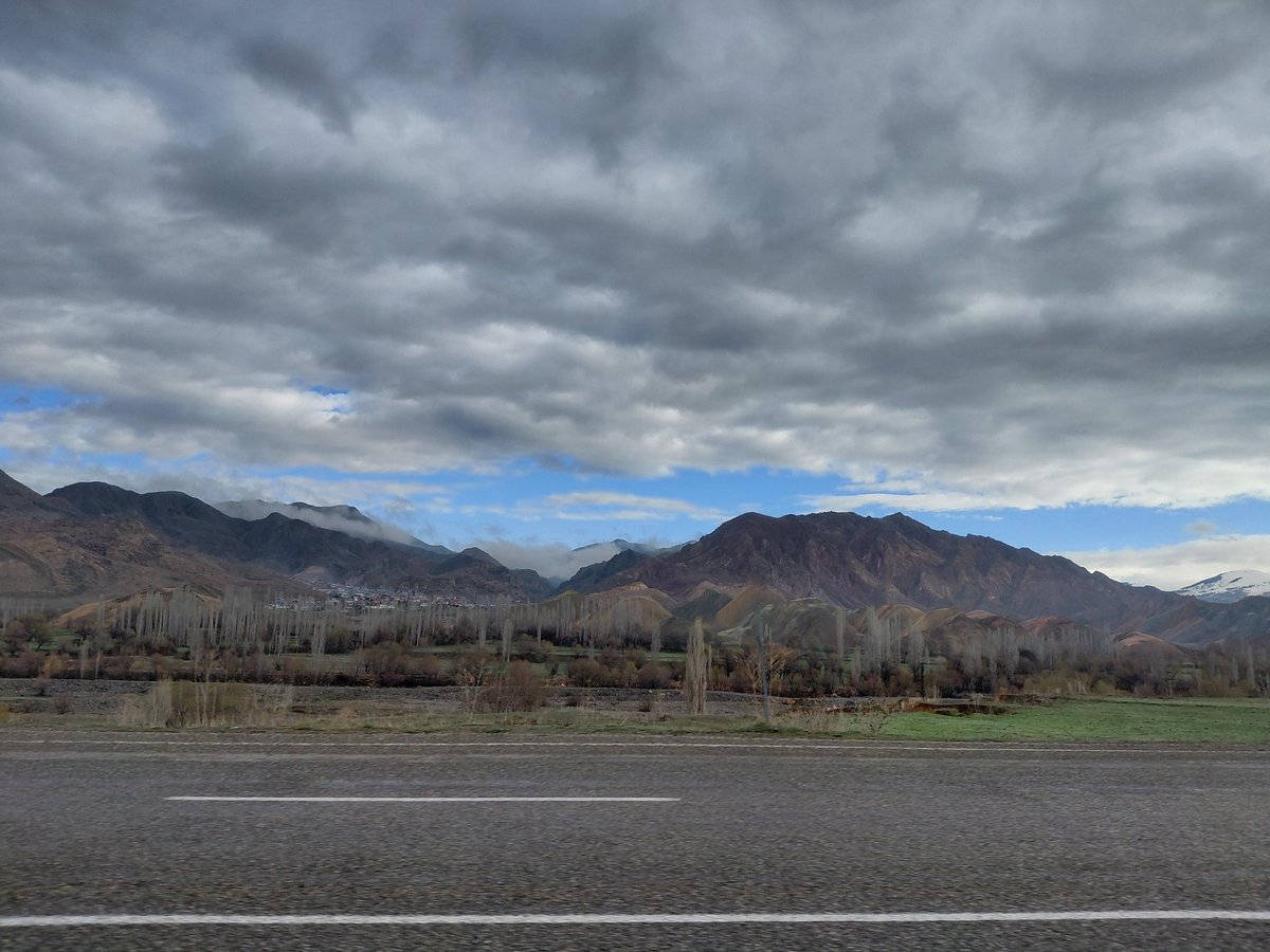 Köyün üstüne çöken kara bulutlar gelecek olan kötü havadisin habercisi gibiydi.