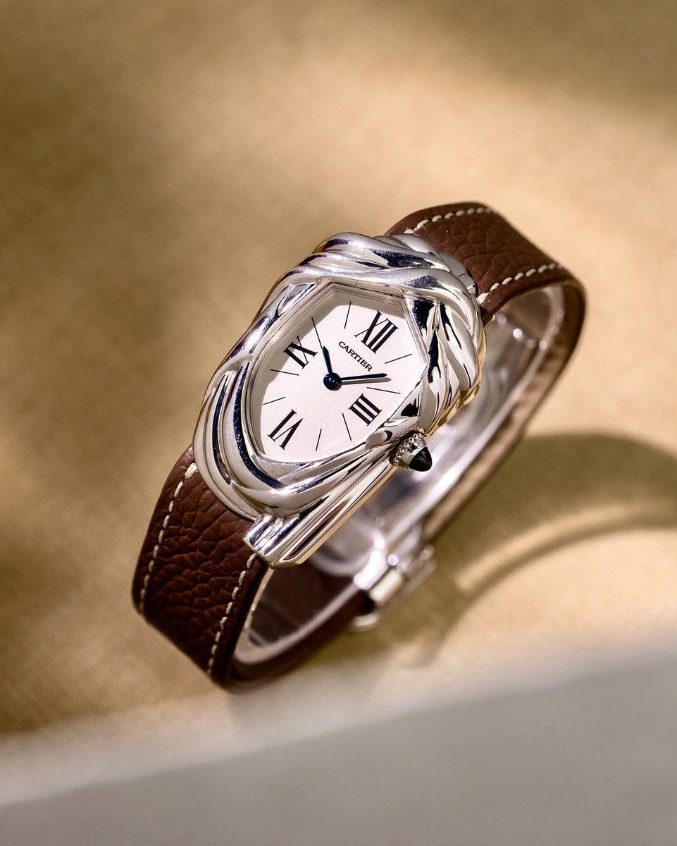 4AAAAart's tweet photo. The Cartier Cheich

A uniquely shaped timepiece designed to resemble a Tuareg headscarf* https://t.co/OiOx6sd7ub