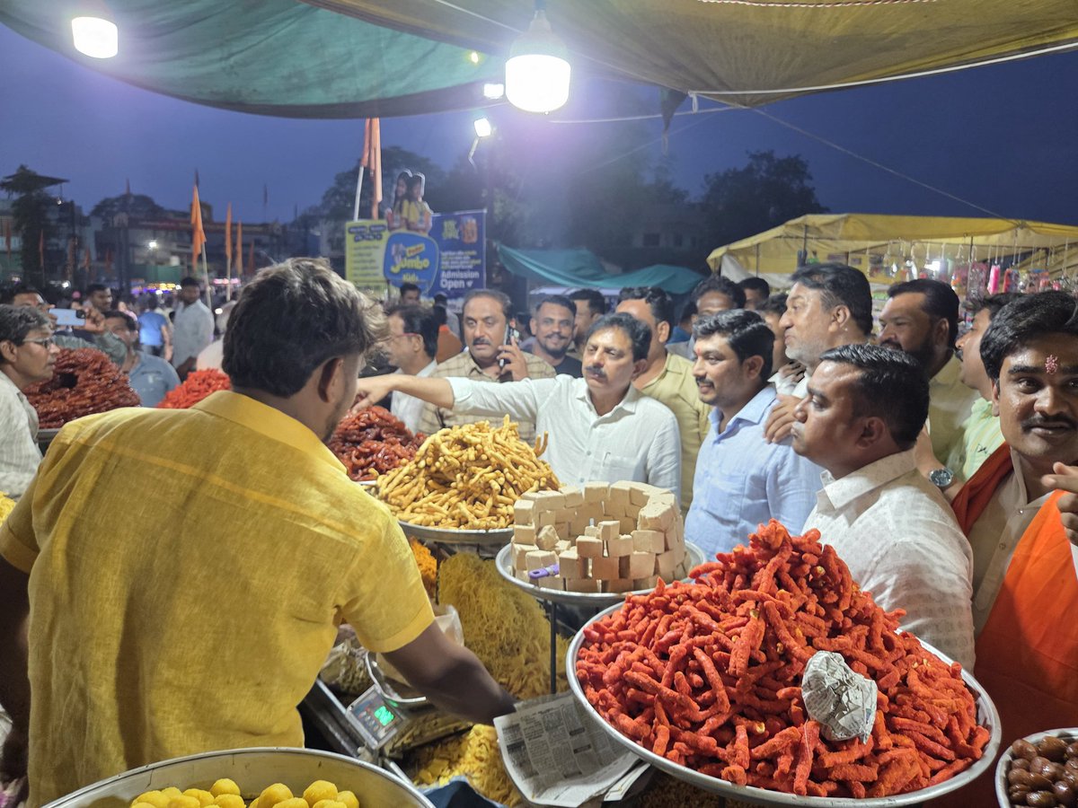 📍 वरणगाव

हनुमान जन्मोत्सवाच्या पावन निमित्ताने वरणगाव येथे आयोजित श्री रेणुकामाता यात्रोत्सवात उपस्थित राहून मनोभावे दर्शन घेतले. यावेळी विशेषतः गावची पारंपरिक “वगदी” ही परंपरा अनुभवताना भक्तिमय वातावरणाचा एक वेगळाच आनंद लाभला.

#हनुमानजयंती #रेणुकामाता #यात्रोत्सव #वरणगाव