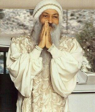 सारे सत्संगों, गुरुओं का एक ही लक्ष्य है कि किस भांति तुम्हारे भीतर का वार्तालाप तोड़ा जाए।
उसे ध्यान कहें
मौन कहें
योग कहें
नाम स्मरण कहें
इससे कोई फर्क नहीं पड़ता।
सारी चेष्टा यह है कि भीतर तुम्हारी जो धारा चल रही है शब्दों की, उसको छिन्न-भिन्न कैसे करना!

एकओंकारसतनाम
#ओशो 🪷