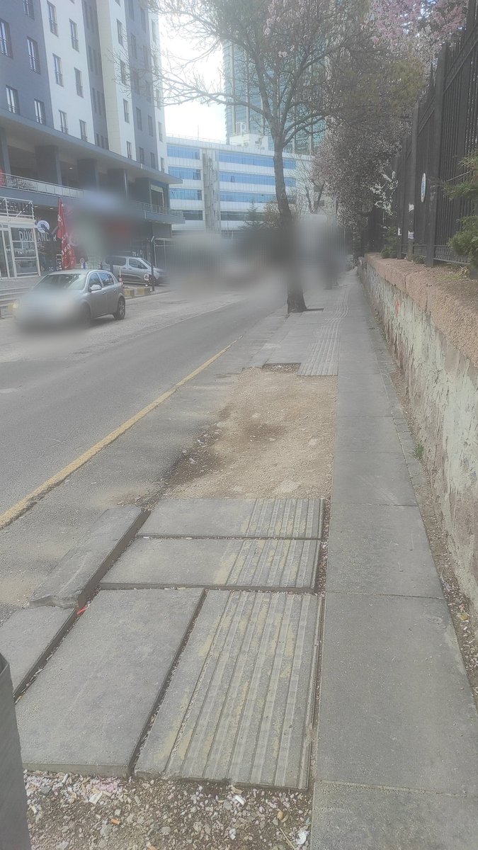 Ankara'nın birçok caddesinde hâlâ mazgal yoktur. Mamafih, Ankara'nın birçok yerinde kaldırımlar ve yollar bozuktur; yürüyen merdivenler çoğu zaman çalışmamaktadır. Park ve bahçeler bakımsızdır. Trafik felçtir, su da bir o kadar pahalıdır. #Ankara