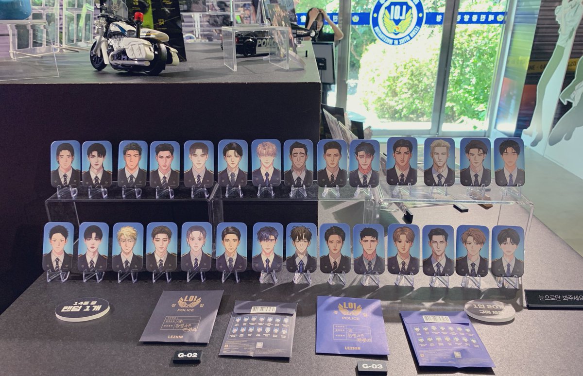 enguguen's tweet image. 진짜 아밝때 귀염미인수들 사이에 왠 씹탑남 있는거 너무 웃겼는데 #FlashLight