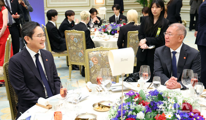 뒷테이블 개 심란해 보이는데
나이순으로 쪼로록 앉은거 귀엽고 난리