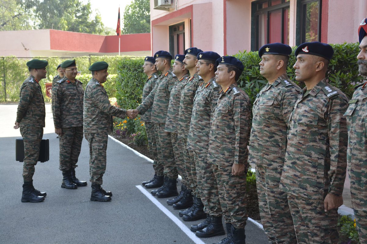 IaSouthern's tweet image. Lt Gen Sandeep Jain, AVSM, SM, General Officer Commanding-in-Chief, #SouthernCommand, visited #Vadodara Military Station and reviewed the operational preparedness of the ‘First In Battle’ Air Defence Brigade.

The Army Commander was briefed on the Formation’s state-of-the-art